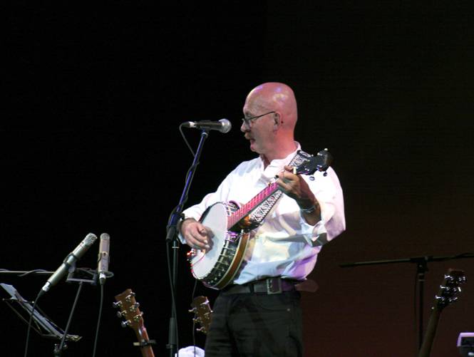 Fraser Nimmo playing the banjo