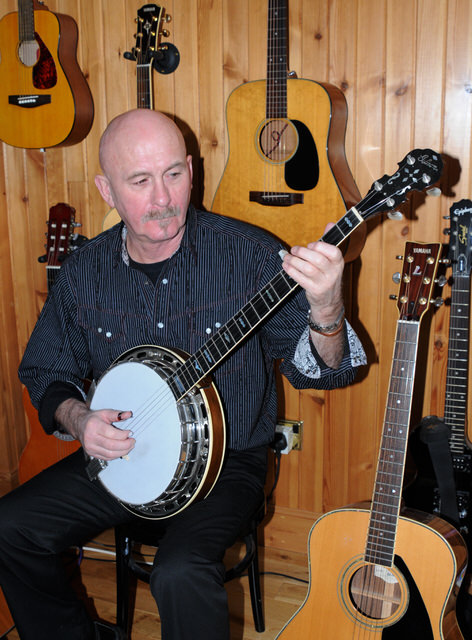 Fraser Nimmo plays banjo