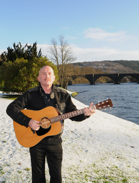 Fraser Nimmo playng his guitar